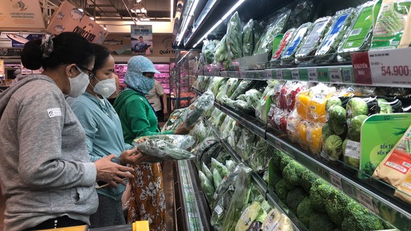 Người tiêu dùng chọn mua nông sản nhập khẩu tại siêu thị