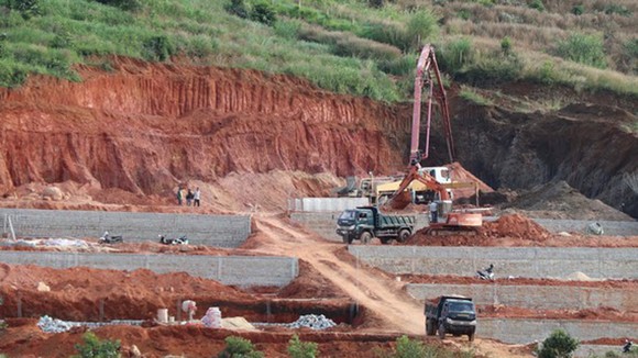 Hoạt động khai thác đất tại xã Đông Thanh, huyện Lâm Hà diễn ra công khai suốt thời gian dài