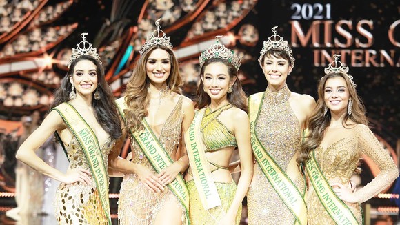 Đại diện Việt Nam Nguyễn Thúc Thùy Tiên (giữa) đăng quang Hoa hậu Hòa bình quốc tế 2021