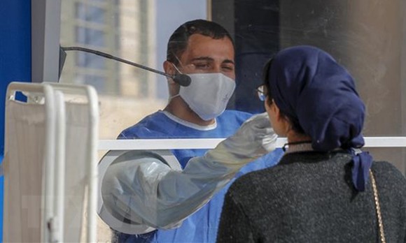 Nhân viên y tế Israel lấy mẫu xét nghiệm COVID-19 cho người dân tại Jerusalem