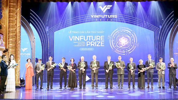 Giải thưởng VinFuture  Bệ đỡ cho khoa học - công nghệ Việt Nam hội nhập thế giới ảnh 1