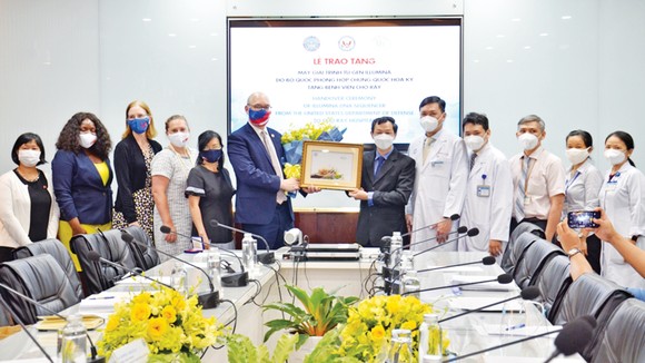 Quyền Tổng Lãnh sự Hoa Kỳ tại TPHCM Robert Greenan trao tặng vật tư y tế tại Bệnh viện Chợ Rẫy (TPHCM) 