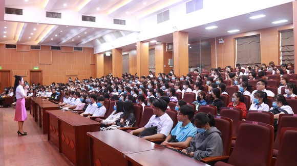 Trường Đại học Công nghiệp Thực phẩm TPHCM tổ chức  hướng dẫn tân sinh viên phòng ngừa thông tin lừa đảo 