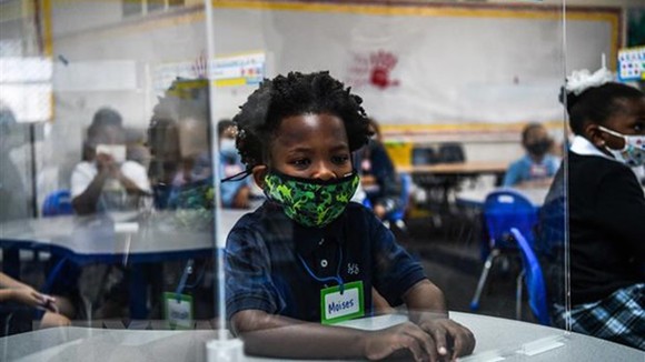 Học sinh đeo khẩu trang phòng lây nhiễm Covid-19 tại một trường học ở Mỹ