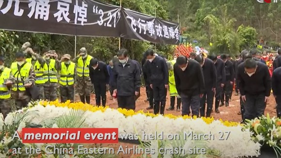 Trung Quốc tưởng niệm các nạn nhân trong vụ tai nạn máy bay ảnh 1