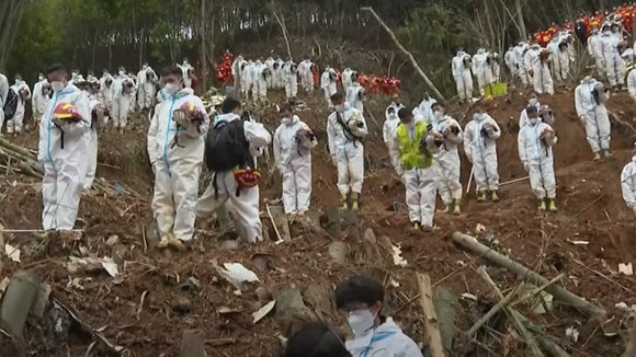 Trung Quốc tưởng niệm các nạn nhân trong vụ tai nạn máy bay ảnh 2