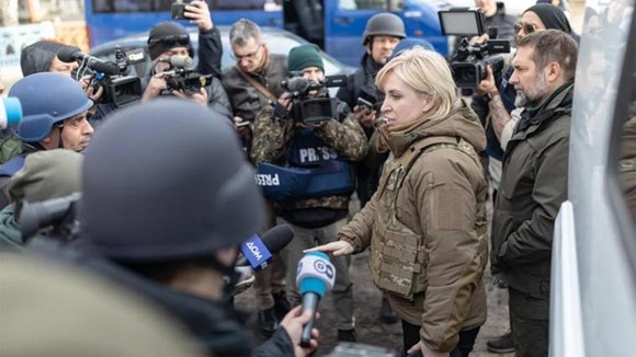 Phó Thủ tướng Ukraine Iryna Vereshchuk trao đổi với báo chí về tình hình chiến sự. Ảnh: AP