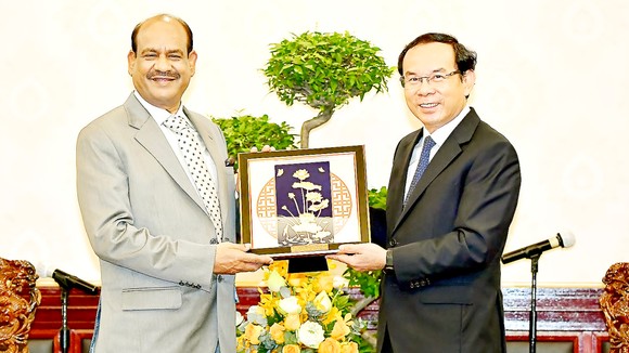 Bí thư Thành ủy TPHCM Nguyễn Văn Nên tặng quà lưu niệm  Chủ tịch Hạ viện Ấn Độ Om Birla. Ảnh: VIỆT DŨNG