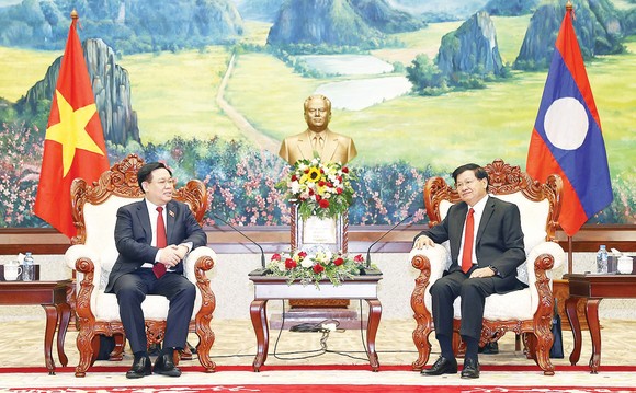 Chủ tịch Quốc hội Vương Đình Huệ đến chào xã giao  Tổng Bí thư, Chủ tịch nước Lào Thongloun Sisoulith