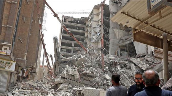 Sập tòa nhà 10 tầng tại Iran, nhiều người chết và bị mắc kẹt ảnh 3