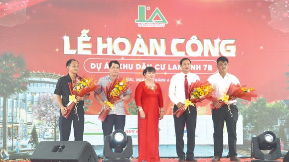 Bà Nguyễn Nam Phương - Chủ tịch HĐTV Công ty TNHH Lan Anh tặng hoa tri ân đại diện lãnh đạo các sở, ban ngành, địa phương và đối tác  đã đồng hành, góp phần vào sự thành công của DA Lan Anh 7 mở rộng