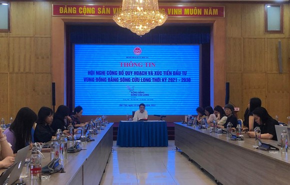 Thứ trưởng Bộ Kế hoạch và Đầu tư Trần Quốc Phương trao đổi thông tin về hội nghị công bố quy hoạch và xúc tiến đầu tư vùng ĐBSCL ngày 18-6. Ảnh: VIETNAM+