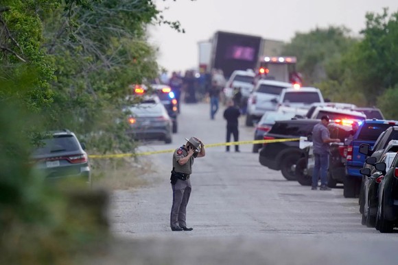 Ít nhất 46 người nhập cư thiệt mạng trong xe đầu kéo tại Mỹ ảnh 3