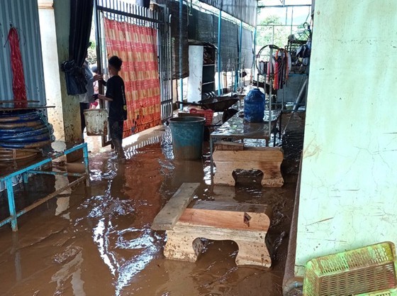 Nhà cửa của người dân trong khu vực lòng hồ thủy điện Đắk Psi 5 bị ngập