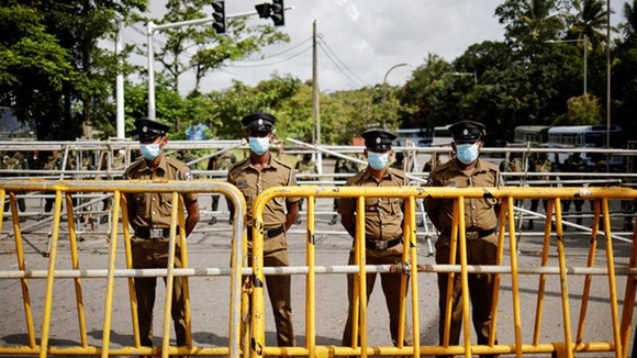 Nhân viên an ninh đứng gác bên ngoài tòa nhà Quốc hội Sri Lanka. Ảnh: REUTERS