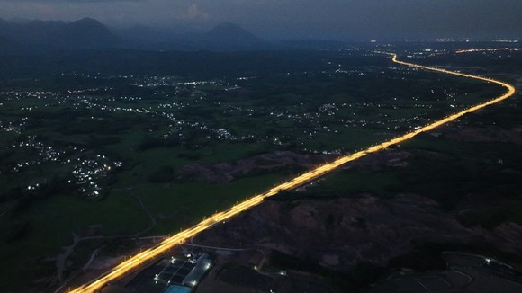 Sắp khánh thành cao tốc Vân Đồn – Móng Cái có hệ thống chiếu sáng hiện đại nhất Việt Nam ảnh 2
