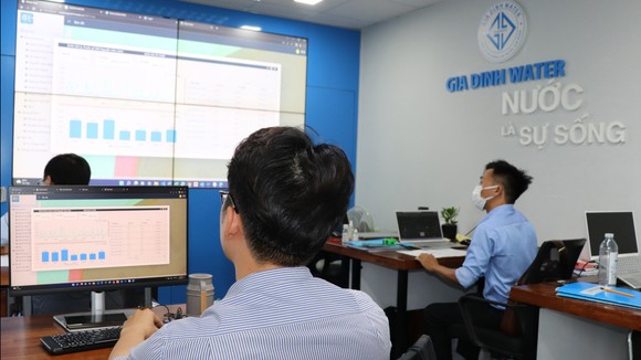 Từ Trung tâm NOC, nhân viên Cấp nước Gia Định  chủ động giám sát mạng lưới cấp nước
