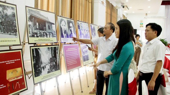 Các đại biểu  tham quan những hình ảnh về cuộc đời, sự nghiệp  của Tổng Bí thư Lê Hồng Phong tại Hội thảo khoa học: “Đồng chí Lê Hồng Phong - người chiến sĩ cộng sản kiên cường, nhà lãnh đạo xuất sắc của Đảng và cách mạng Việt Nam”. Ảnh: TTXVN