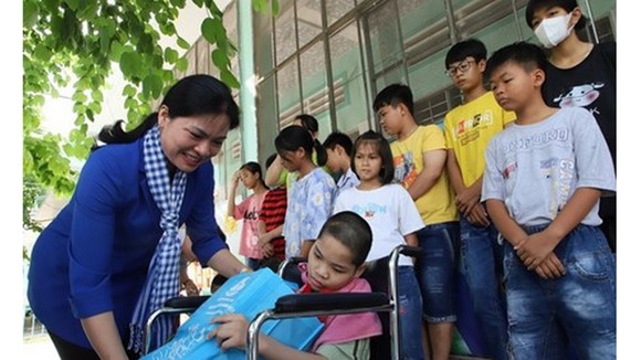 Bà Hà Thị Nga, Ủy viên TƯ Đảng, Đại biểu Quốc hội, Chủ tịch Hội LHPN Việt Nam đã thăm, tặng quà cho trẻ em đang được chăm sóc, nuôi dưỡng tại Trung tâm Bảo trợ xã hội tổng hợp (Đồng Tháp). Nguồn: hoilhpn