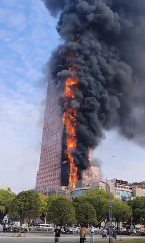 Cháy tòa nhà cao hơn 200m tại Trung Quốc ảnh 2
