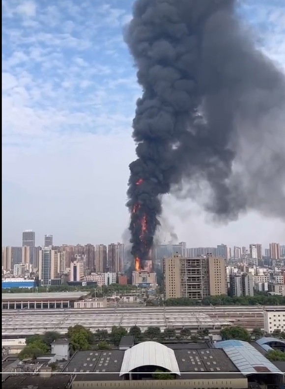Cháy tòa nhà cao hơn 200m tại Trung Quốc ảnh 1