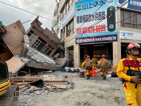 Động đất mạnh tại Đài Loan, tàu trật đường ray, nhà cửa đổ nát ảnh 1