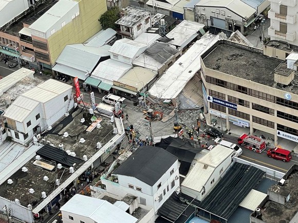 Động đất mạnh tại Đài Loan, tàu trật đường ray, nhà cửa đổ nát ảnh 6