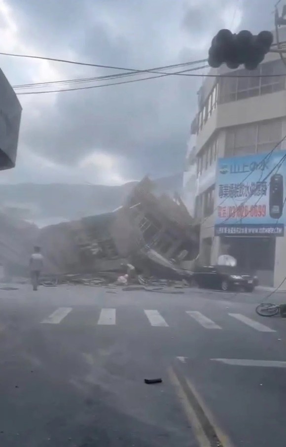 Động đất mạnh tại Đài Loan, tàu trật đường ray, nhà cửa đổ nát ảnh 15