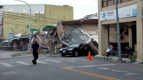 Động đất mạnh tại Đài Loan, tàu trật đường ray, nhà cửa đổ nát ảnh 16
