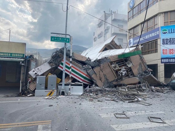Động đất mạnh tại Đài Loan, tàu trật đường ray, nhà cửa đổ nát ảnh 8
