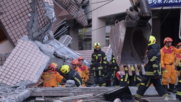Động đất mạnh tại Đài Loan, tàu trật đường ray, nhà cửa đổ nát ảnh 12