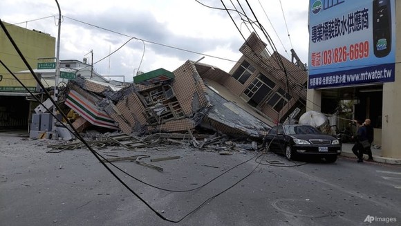 Động đất mạnh tại Đài Loan, tàu trật đường ray, nhà cửa đổ nát ảnh 14