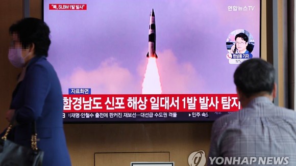 Một bản tin về vụ phóng tên lửa của Triều Tiên được phát sóng trên truyền hình tại ga Seoul vào ngày 7-5-2022.  Ảnh: Yonhap