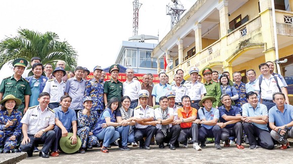 Mong cán bộ, chiến sĩ trên đảo Hòn Khoai luôn vững chắc tay súng, hoàn thành tốt nhiệm vụ ảnh 1