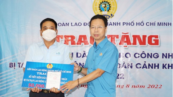 Đại diện Liên đoàn Lao động TPHCM tặng sổ tiết kiệm trị giá  50 triệu đồng cho anh Phạm Hoàng Khôi (TP Thủ Đức)