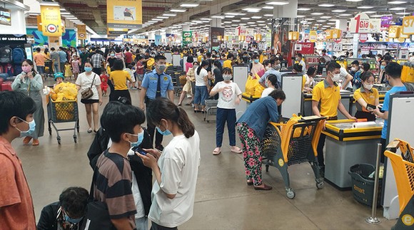 Khách hàng mua sắm tại E-mart (Q.Gò Vấp) dịp lễ 30-4 vừa qua - Ảnh: N.TRÍ