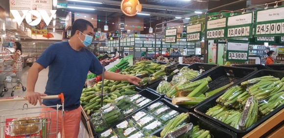 Các cửa hàng, siêu thị tại Hà Nội đang tăng nhanh và lượng hàng hóa phục vụ Tết.