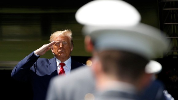 Tổng thống Trump chào sau khi phát biểu trước hơn 1.110 học viên khóa 2020 tại buổi lễ bắt đầu trên thao trường duyệt binh, tại Học viện Quân sự Hoa Kỳ ở West Point, N.Y., Thứ Bảy, ngày 13 tháng 6 năm 2020. (Ảnh AP / Alex Brandon)