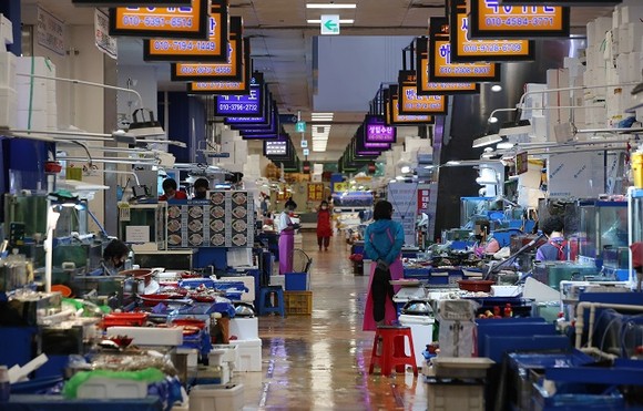 Chợ bán buôn thủy sản Noryangjin ở Seoul vắng lặng vào ngày 13 tháng 7 năm 2021. (Yonhap)