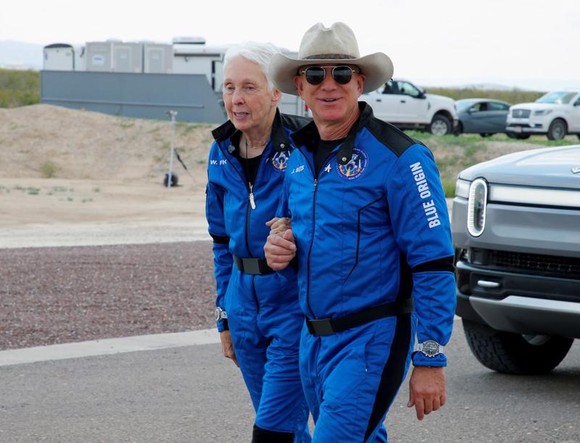 Ông Jeff Bezos và bà Wally Funk, 82 tuổi, hai trong số 4 thành viên của phi hành đoàn trong chuyến bay vào rìa vũ trụ trên con tàu New Shepard của Blue Orgin hôm 20/7 - Ảnh: Reuters.