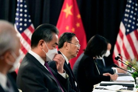 Ông Dương Khiết Trì (giữa) trong cuộc gặp với quan chức Mỹ tại Thụy Sĩ. (Nguồn: AFP).