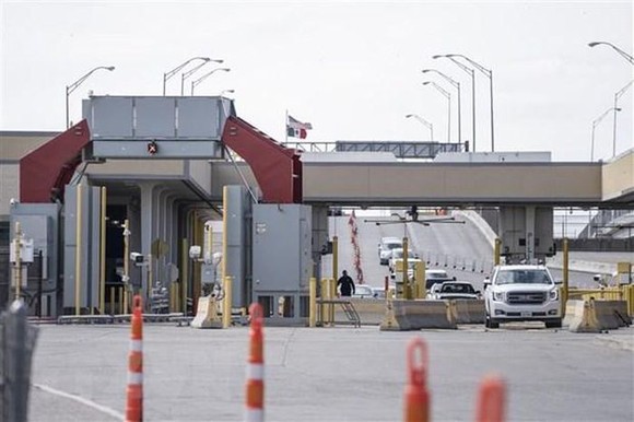 Các phương tiện chờ qua cầu Cordova tại khu vực biên giới Mỹ-Mexico ở El Paso, bang Texas (Mỹ). (Ảnh: AFP/TTXVN)