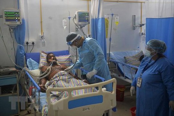 Nhân viên y tế điều trị cho bệnh nhân COVID-19 tại bệnh viện ở ngoại ô Siliguri, Ấn Độ. (Ảnh: THX/TTXVN)