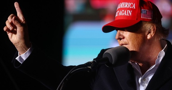 Cựu Tổng thống Mỹ Donald Trump phát biểu tại một cuộc mít tinh vào thứ Bảy 15/1/2022 ở Florence, Arizona. (Hình ảnh Mario Tama / Getty)