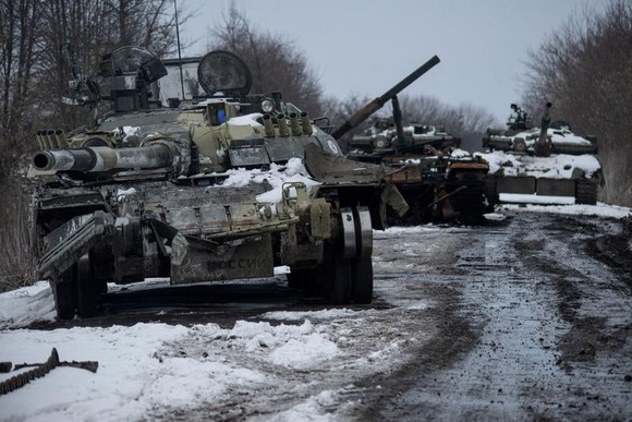 Những chiếc xe tăng bị phá hủy tại vùng Sumy, Ukraine, ngày 7/3. Ảnh: Reuters