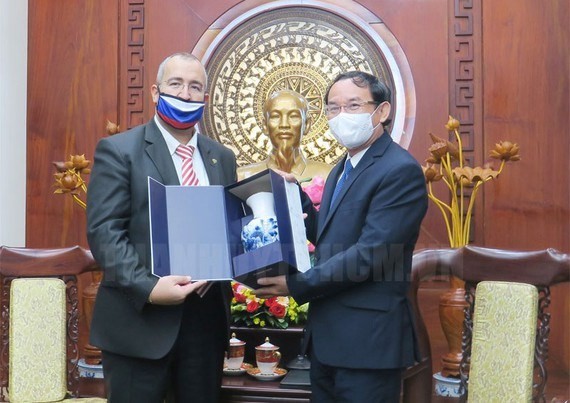 Secretary of HCM City Party Committee Nguyen Van Nen (R) and Russian Consul General in HCM City Sadykov Timur Sirozhevich (Photo: https://www.sggp.org.vn/)