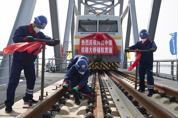 Công nhân làm việc trên cây cầu đường sắt xuyên biên giới Trung-Nga Tongjiang-Nizhneleninskoye. Ảnh: Xinhua