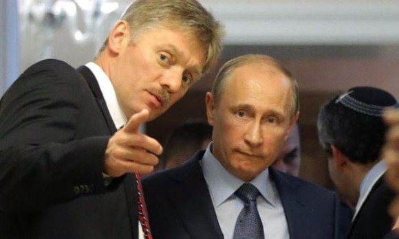 Tổng thống Nga Putin (phải) và người phát ngôn Dmitry Peskov.