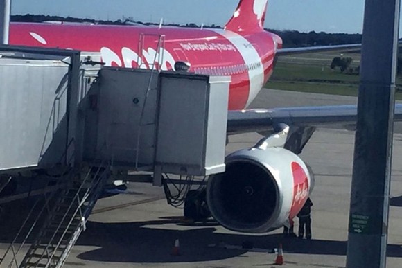 Ảnh do hành khách Dave Perry chụp đăng trên ABC cho thấy một cánh turbine bên trái chiếc Airbus 330 số hiệu D7237 của AirAsia đã bị rời ra
