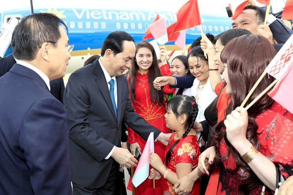 Cán bộ, nhân viên Đại sứ quán Việt Nam và đại diện cộng đồng người Việt Nam tại Cộng hòa Belarus đón Chủ tịch nước Trần Đại Quang và phu nhân tại sân bay Quốc tế Minsk